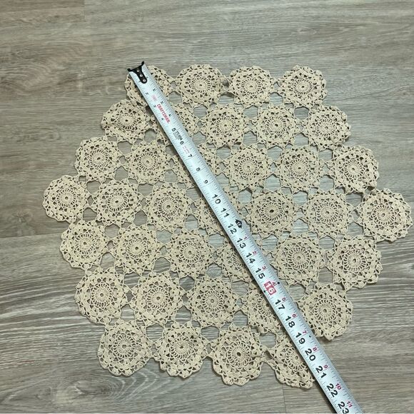 Large Crochet Doily, Vintage Florsl Pattern, Off White, Thanksgiving Table - Picture 4 of 4